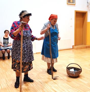 S skečem  Njiva mojega življenja pa sta navdušili in nasmejali občinstvo v dvorani  Ani Rehberger in Francka Rozman